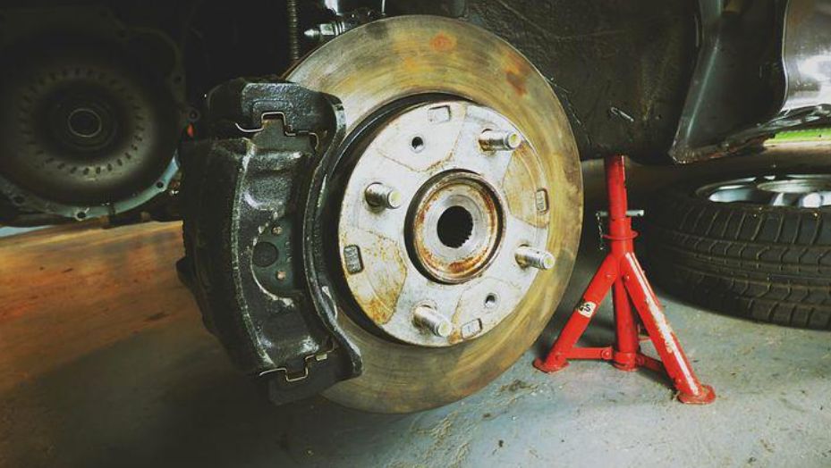 Frenos y neumáticos esenciales para la seguridad del coche